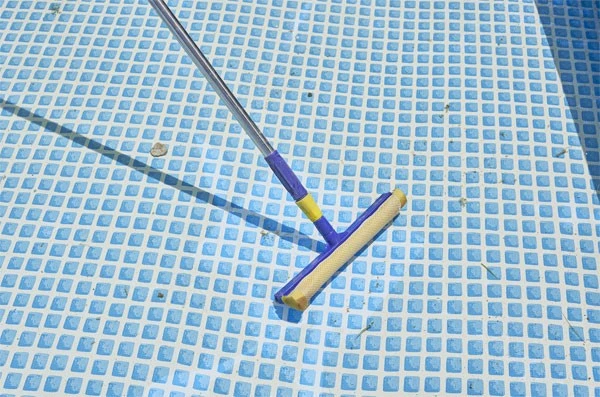 clean-the-pool-bottom clean-the-pool-bottom